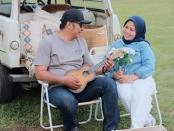 Liburan Romantis di Garut, 7 Potret Sus Rini & Suami Mesra bak Prewedding