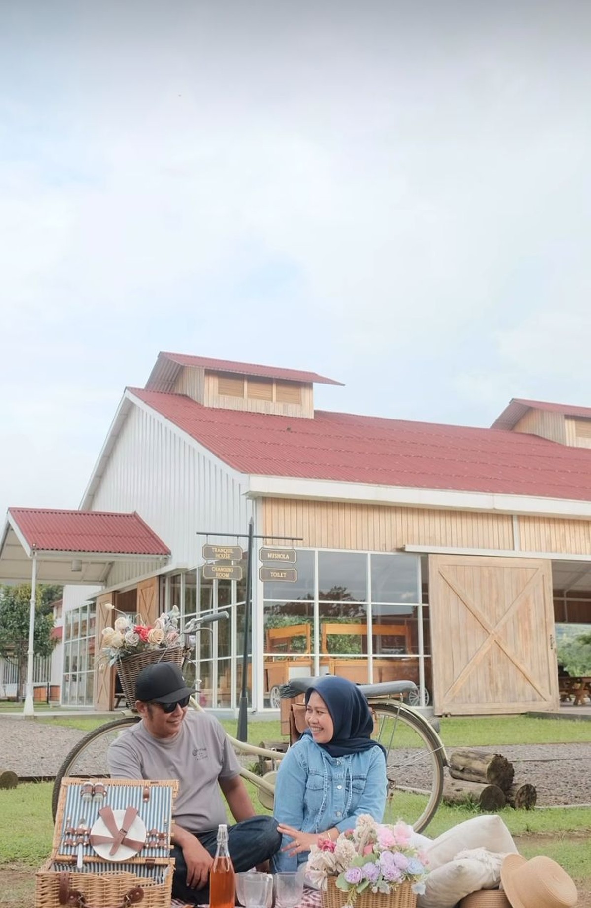 Rini Perdiyanti dan Suami