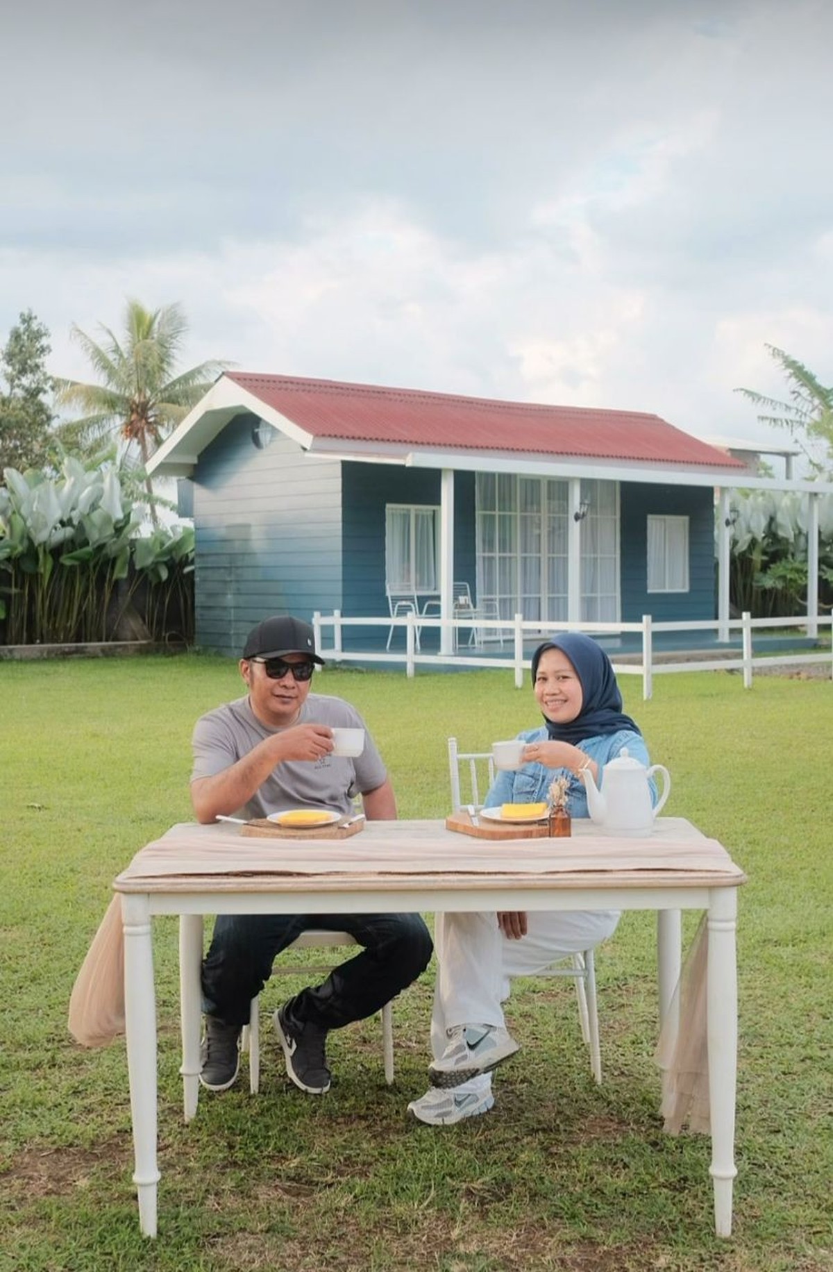 Rini Perdiyanti dan Suami