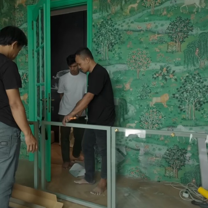 <p>Sherina juga memperhatikan keamanan untuk kelincinya dengan memasang pagar pelindung berbahan <em>plexiglass</em>. &ldquo;Aku bikinin pager. Pager yang ada <em>plexiglass</em>-nya. Kenapa aku pasang <em>plexiglass</em> mengelilingi dindingnya? Karena sebagai klinci, mereka itu adalah binatang pengerat. Jadi segala macam itu dikunyah. Enggak aman juga kalau dia gigitin. Takutnya ada barang-barang yang tidak mau digigit, yang pada akhirnya membahayakan dia juga,&rdquo; jelasnya.&nbsp;(Foto: YouTube Sherina Munaf)</p>