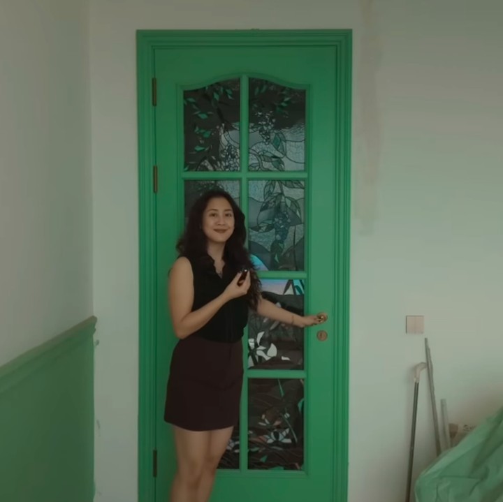 <p>Dalam proses dekorasi, Sherina mengatakan perhatian utamanya difokuskan pada kesejahteraan hewan peliharaan. Area bermain dibuat luas agar memungkinkan kelinci bebas bergerak, seperti melompat-lompat. &ldquo;Oke, jadi untuk inspirasi kamarnya Bulldog, aku banyak melihat TikTok dan <em>content creator</em> yang juga punya kelinci. Pokoknya aku mau pastikan area untuk dia bermain, lompat-lompat, dan ada istilahnya itu namanya <em>Binky Able Space,</em>&rdquo; jelas Sherina.&nbsp;(Foto: YouTube Sherina Munaf)</p>