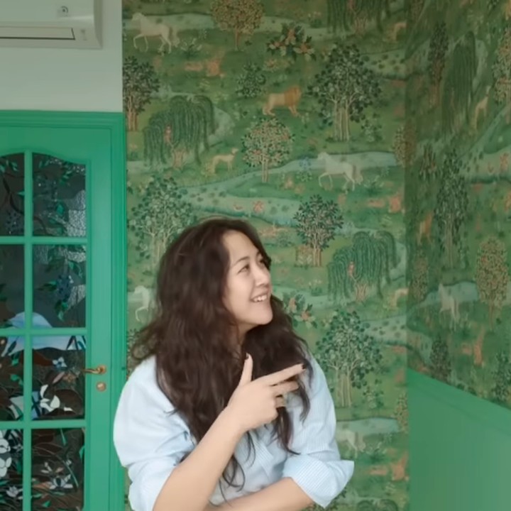 <p>Hal ini dilakukan agar perempuan 35 tahun itu dapat menikmati suasana tenang bersama hewan peliharaannya. &ldquo;Ada rak buku juga disitu rencananya untuk naruh. Sama ada bantal meditasi yang mau kutaruh. Jadi aku meditasi di tempat sama Bulldog,&rdquo; ungkapnya.&nbsp;(Foto: YouTube Sherina Munaf)</p>