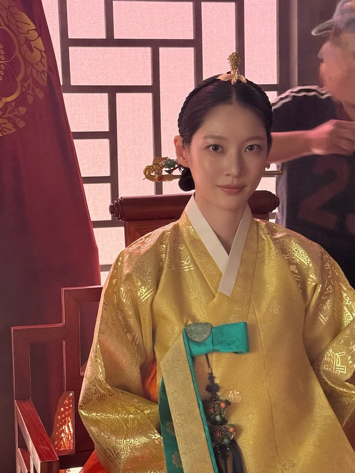 Sang aktris sukses membuat publik terpana melalui pendalaman aktingnya yang mampu memancarkan pesona anggun seorang Daebi Mama, namun tetap menjaga aura kuat dan tegas melalui gestur, ekspresi, maupun intonasi berbicaranya./ Foto: instagram.com/0seungyeon