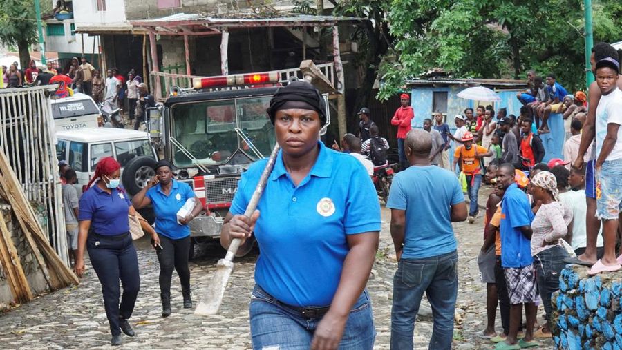 Orang-orang membantu membikin tandu untuk mengangkut jenazah korban setelah Departemen Perlindungan Sipil Haiti untuk wilayah Utara mengatakan bahwa kejadian saling sorong menewaskan beberapa orang di Benteng Laferriere, sebuah tembok awal abad ke-19 nan dipenuhi oleh siswa dan visitor untuk seremoni tahunan situs Warisan Dunia UNESCO, di Milot, Haiti, 12 April 2026. (REUTERS/Richardson Ulysse)