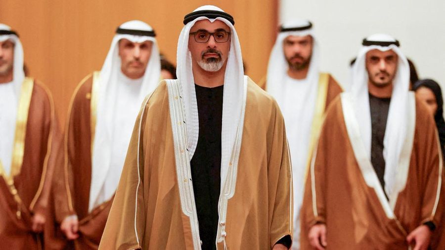 Presiden Tiongkok Xi Jinping dan Sheikh Khaled bin Mohamed bin Zayed Al Nahyan, Putra Mahkota Abu Dhabi, Uni Emirat Arab, menghadiri pertemuan di Balai Besar Rakyat, di Beijing pada 14 April 2026. (Haruna Furuhashi/Pool via REUTERS)