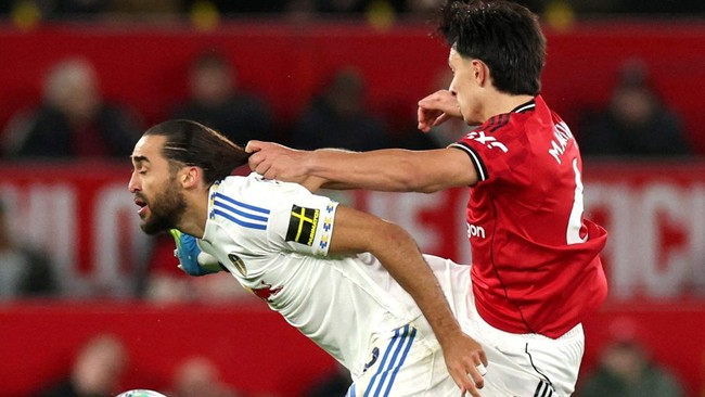 Kapten Manchester United Bruno Fernandes murka kepada wasit karena memberikan kartu merah untuk Lisandro Martinez gara-gara jambak rambut pemain Leeds United.