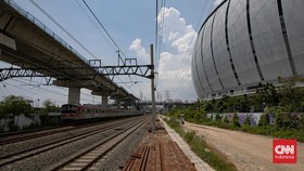 Stasiun Jakarta International Stadium (JIS) ditargetkan mulai beroperasi melayani penumpang KRL pada Juni 2026. (CNN Indonesia/Adi ibrahim)