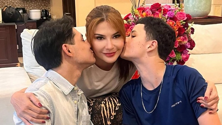 teuku Rassya berlutut di hadapan Tamara Bleszynski&period;