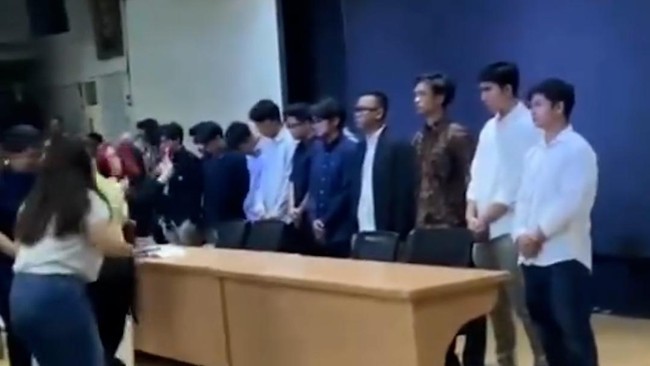 Universitas Indonesia menjatuhkan sanksi kepada 15 mahasiswa terkait kasus chat mesum di lingkungan Fakultas Hukum.