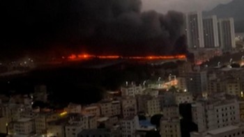 Penampakan Kebakaran Besar di Gedung Parkir Pabrik BYD, China