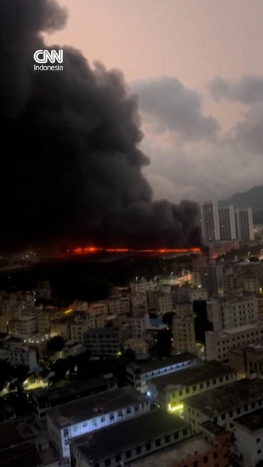 Penampakan Kebakaran Besar di Gedung Parkir Pabrik BYD, China