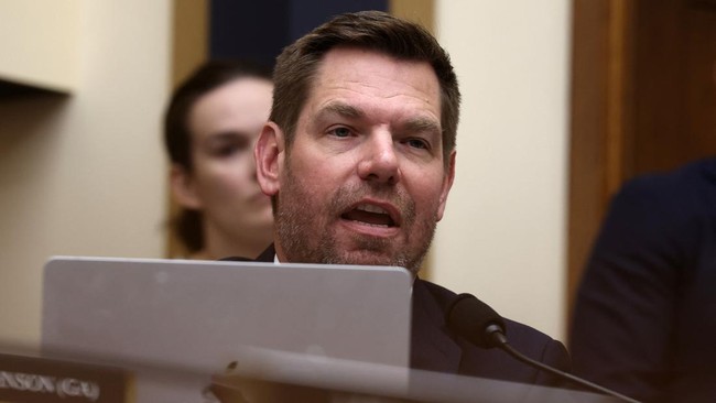 Anggota DPR AS Eric Swalwell undur diri dari pencalonan Gubernur California karena tersandung dugaan pelecehan seksual.