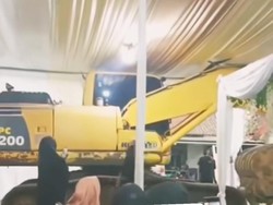 Viral Ekskavator Terobos Tenda Pesta Pernikahan di Tempel Sleman