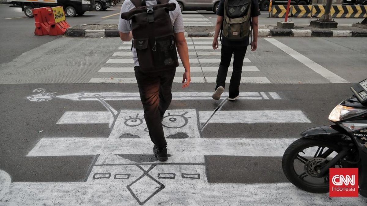 FOTO: Inisiatif Warga Perbaiki Zebra Cross di Jakarta