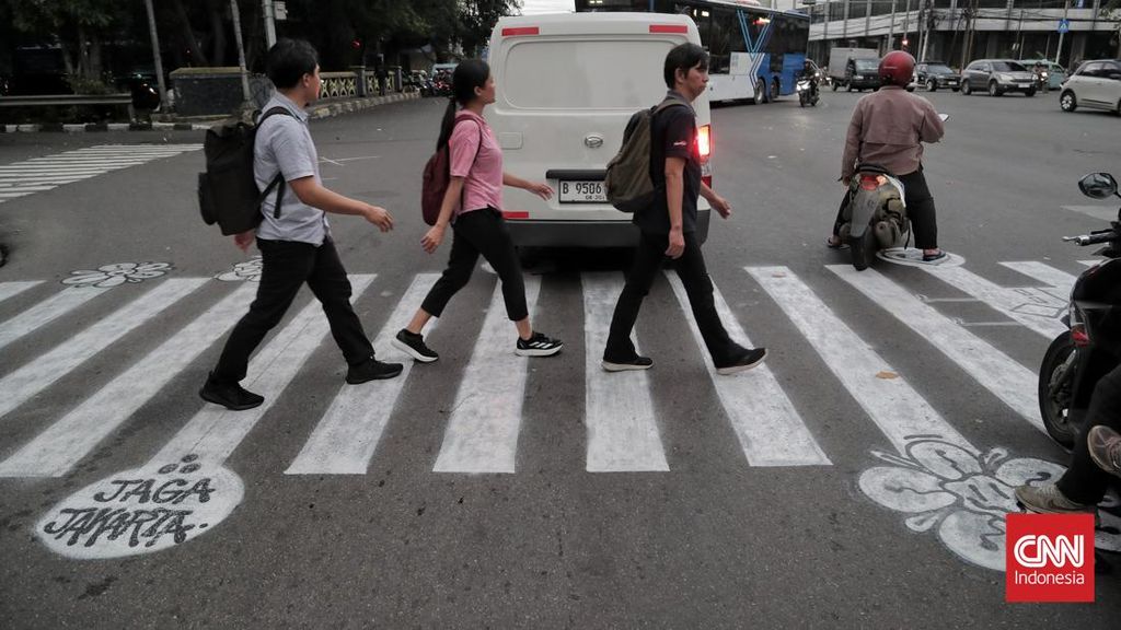 FOTO: Inisiatif Warga Perbaiki Zebra Cross di Jakarta