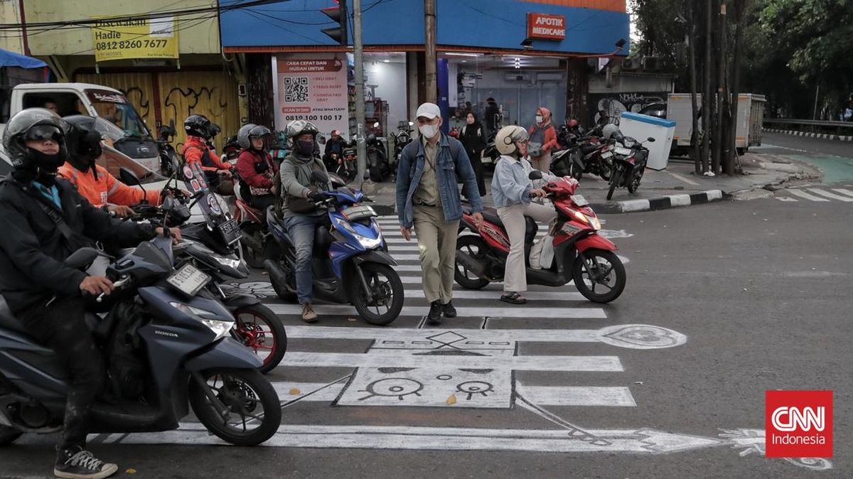 FOTO: Inisiatif Warga Perbaiki Zebra Cross di Jakarta