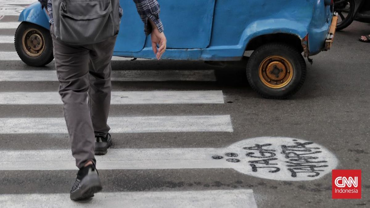 FOTO: Inisiatif Warga Perbaiki Zebra Cross di Jakarta