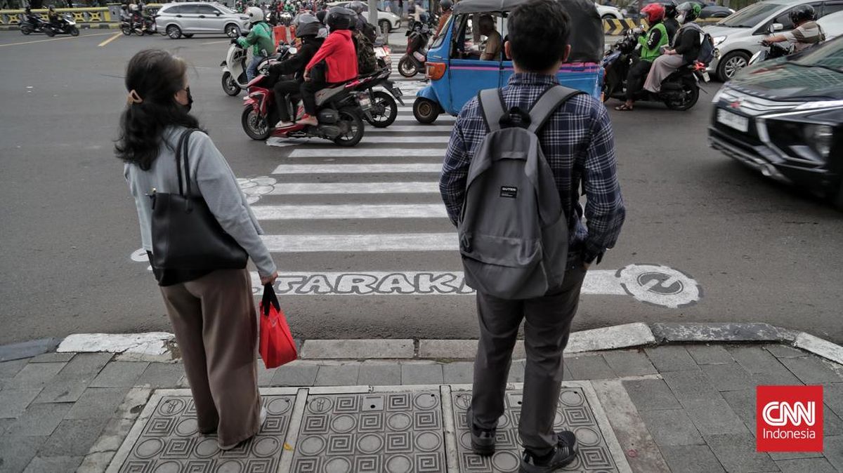 FOTO: Inisiatif Warga Perbaiki Zebra Cross di Jakarta