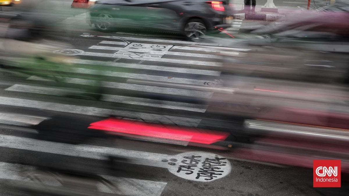 FOTO: Inisiatif Warga Perbaiki Zebra Cross di Jakarta