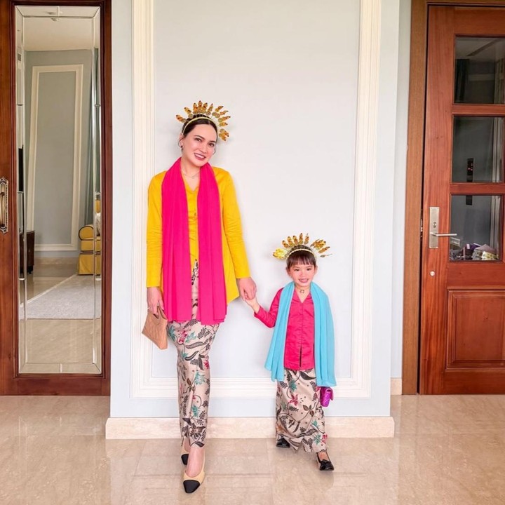 <p>Kalau Bunda ingin anak tampil beda, kebaya yang dikenakan Claire Herbowo, putri Shandy Aulia, bisa jadi inspirasi. Dalam foto ini, keduanya kompak mengenakan kebaya adat Betawi dalam rangka acara di sekolah Claire, beberapa waktu lalu. Si Kecil terlihat mengenakan busana warna <em>pink</em>, sementara sang Bunda berwarna kuning. Penampilan keduanya semakin cantik dengan aksesori di kepala dan selendang yang melengkapi gaya mereka. "None Jakarta. Kami sangat bersenang-senang di acara &ldquo;Pekan Bahasa&rdquo; di sekolah!" kata Shandy. (Foto: Instagram @missclaireherbowo)</p>