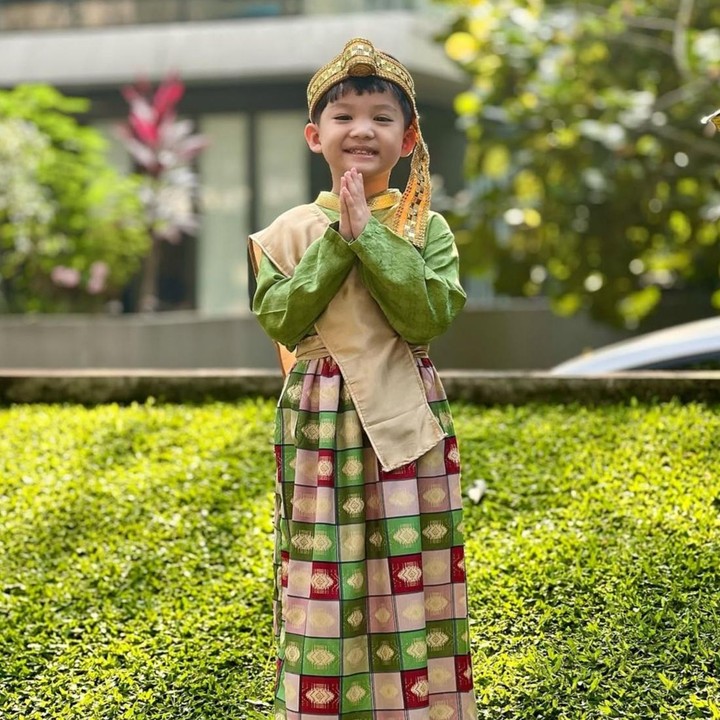 <p>Anak Putri Titian, Mykah Iago Liem, pernah mengenakan pakaian tradisional Bugis, Sulawesi Selatan untuk merayakan Hari Kartini di sekolahnya, Bunda. Iago tampil lengkap dengan atasan, rok kain bawahan, selempang, dan ikat kepala khas Bugis. (Foto: Instagram @putrititian)</p>