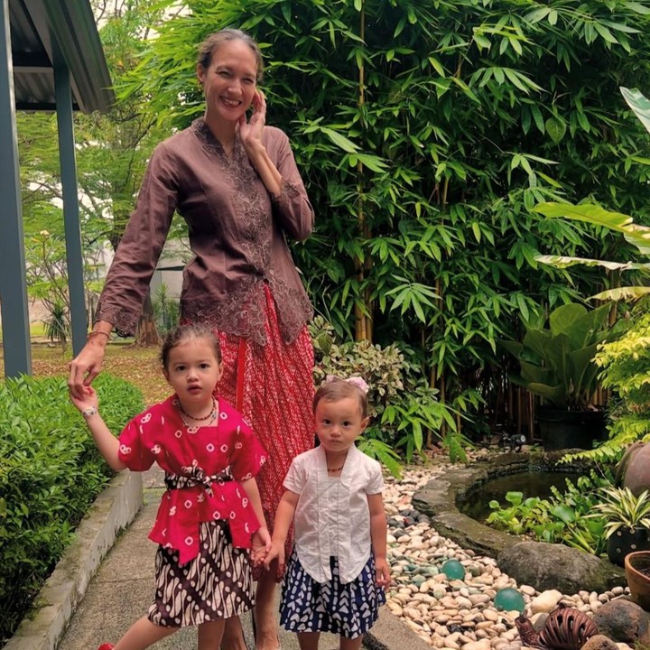 <p>Artis Nadine Chandrawinata pernah mengunggah potret kebersamaan dengan kedua putrinya, Djiwa dan Djala, saat mengenakan kebaya. Djiwa tampil manis dengan kebaya kutubaru berwarna merah yang dipadukan dengan kain batik. Sementara itu, Djala terlihat mengenakan model serupa berwarna putih. Nadine pun berharap kedua putrinya tumbuh menjadi perempuan yang sabar dan bermanfaat. "Kartiniku. Jadilah wanita sabar dan bermanfaat ya, Nak," ungkap Nadine lewat Instagram. (Foto: Instagram @nadinelist)</p>