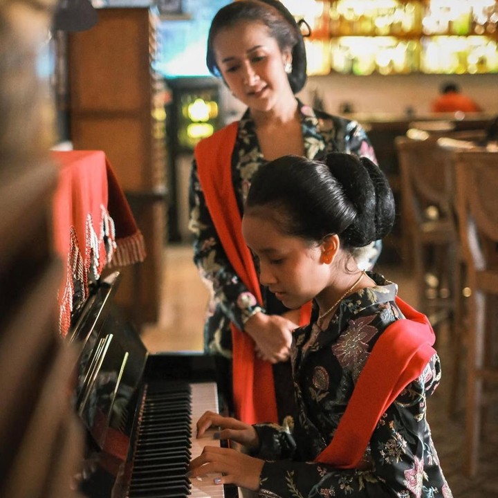 <p>Widi Mulia pernah membagikan potretnya&nbsp;bareng&nbsp;putrinya, Widuri, saat mengenakan kebaya tradisional kutubaru bermotif bunga-bunga. Penampilan keduanya terlihat semakin memesona dengan selendang berwarna merah serta rambut yang disanggul rapi. (Foto: Instagram @widimulia)</p>