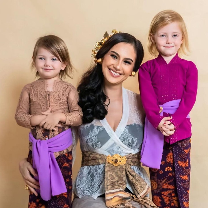 <p>Marissa Nasution bersama kedua putrinya yang berdarah campuran Jerman-Batak, Alaia Moana Brueggemann dan Olivia Luna, tampil anggun mengenakan kebaya khas Bali. Mereka mengabadikan momen tersebut melalui sesi <em>photoshoot</em> bersama, Bunda. (Foto: @megaieo via Instagram @marissaln)</p>