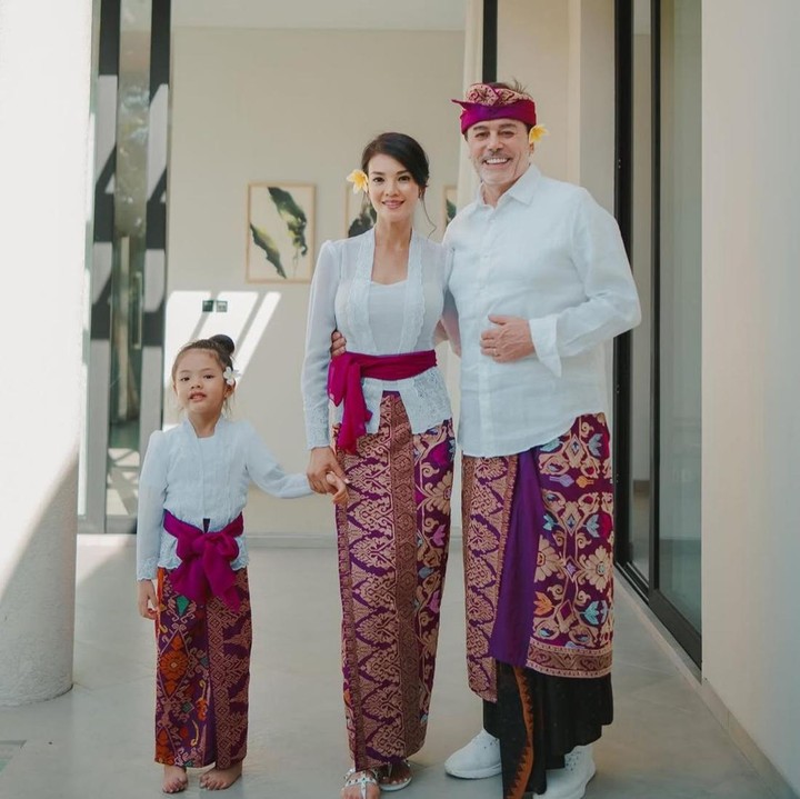 <p>Putri <em>chef</em> selebriti Farah Quinn, Amaira, terlihat cantik dengan kain batik khas Bali, Bunda. Tidak hanya itu, tampilannya juga disempurnakan dengan kebaya putih serta rambut yang disanggul lengkap dengan bunga kamboja di telinga. Penampilan tersebut ia kenakan saat mengikuti upacara adat untuk memberkati rumahnya di Bali, beberapa waktu lalu. (Foto: Instagram @farahquinnofficial)</p>