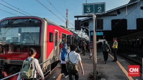 Sejumlah penumpang KRL tiba di Stasiun Bogor, yang mengalami penutupan tiga peron sementara, Kota Bogor, Jawa Barat, Rabu (15/4/2026). (CNN Indonesia/Febria Adha L)