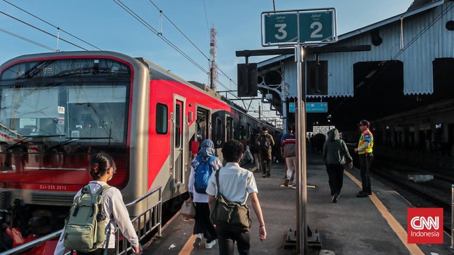 Sejumlah penumpang KRL tiba di Stasiun Bogor, yang mengalami penutupan tiga peron sementara, Kota Bogor, Jawa Barat, Rabu (15/4/2026). (CNN Indonesia/Febria Adha L)