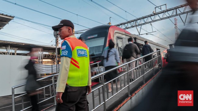Sejumlah penumpang KRL tiba di Stasiun Bogor, yang mengalami penutupan tiga peron sementara, Kota Bogor, Jawa Barat, Rabu (15/4/2026). (CNN Indonesia/Febria Adha L)
