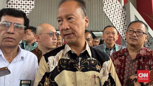 Menperin ungkap waktu pengiriman bahan baku industri petrokimia salah satunya untuk membuat plastik kini bertambah hingga 50 hari.