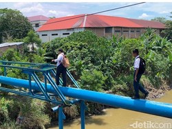 Bertaruh Nyawa, Siswa SMP di Medan Seberangi Pipa Demi Pergi Sekolah