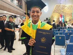 Beckham Putra dan Jeje Ritchie Ismail Resmi Jadi Sarjana