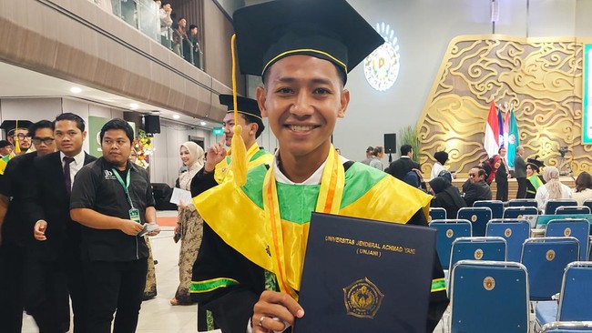 Beckham Putra, penggawa Persib dan Timnas Indonesia, resmi jadi sarjana Ilmu Pemerintahan di Unjani. Ia berencana lanjut S2 dan menginspirasi atlet lainnya.