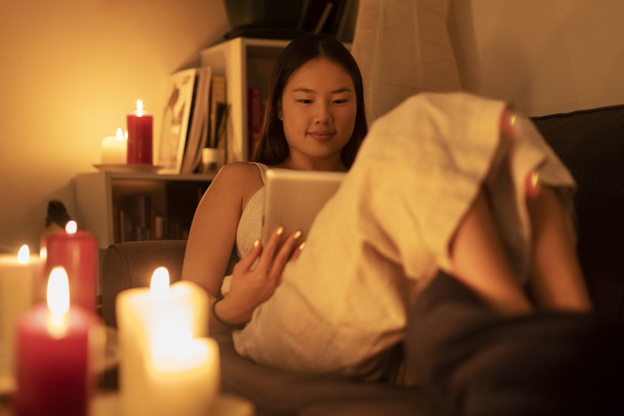 Perempuan yang cerdas selalu mengasah otak mereka setiap hari, salah satunya adalah dengan membaca buku.
