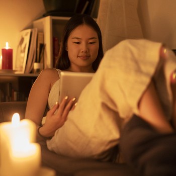 5 Ciri Kepribadian Orang yang Suka Baca Buku Sebelum Tidur Menurut Psikolog