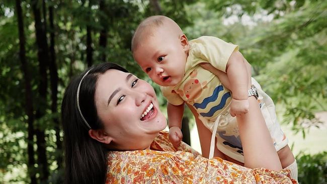 Dikritik Gagal Diet, Selebgram Clarissa Putri Ungkap Perjuangan Menyusui Sang Anak