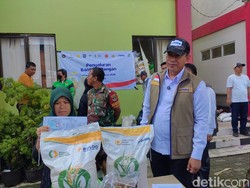 Dirut Bulog Salurkan Bansos Beras dan Migor ke 2.066 Warga Bantar Gebang