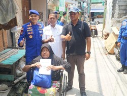 Ditpolairud Polda Metro Beri Kursi Roda ke Warga Pesisir di Muara Angke