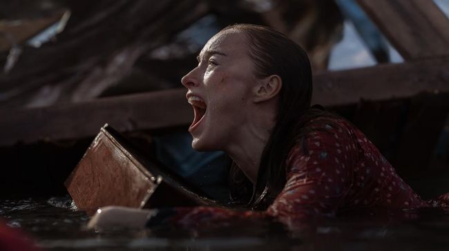 Sinopsis Thrash tentang segerombolan hiu banteng berenang di jalanan kota Annieville, Carolina Selatan imbas badai yang menerjang kawasan itu.