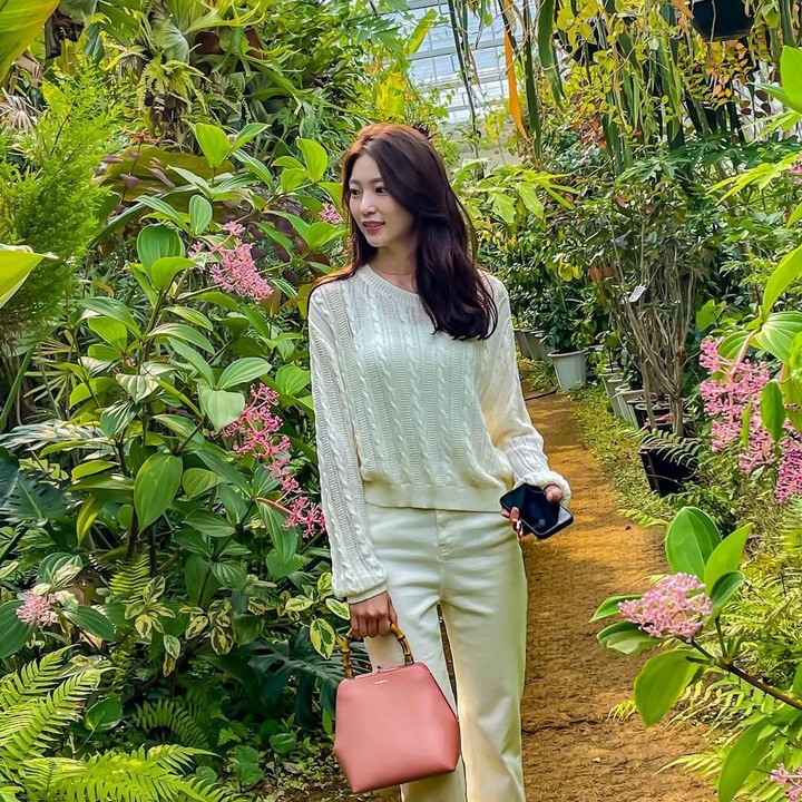 <p>Gong Seung Yeon pernah mengungkap bahwa dia tidak pernah menyesal keluar dari SM Entertainment. Pasalnya, kakak dari TWICE Jeongyeon ini memang sudah lama bermimpi menjadi seorang aktris. "Saya tidak merasa malu telah meninggalkan SM. Impian saya untuk berakting lebih dalam," ungkapnya, dilansir <em>AllKpop</em>. (Foto: Instagram @0seungyeon)</p>