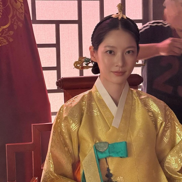 <p>Belakangan, sosok Gong Seung Yeon mulai diperhitungkan di dunia akting Korea. Aktingnya di drama Korea&nbsp;<em>Perfect Crown</em> sebagai Ibu Suri Yoon Irang bahkan banyak menuai pujian. Gong Seung Yeon dianggap mampu mengimbangi akting lawan mainnya yang sudah cukup populer, seperti IU dan Byeon Woo Seok. (Foto: Instagram @0seungyeon)</p>