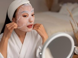 Eksfoliasi atau Maskeran Dulu? Begini Urutan Skincare yang Tepat Agar Kulit Glowing