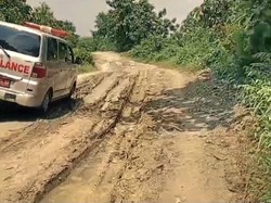 Ambulans di Nganjuk Nyaris Terguling gegara Jalan Rusak Parah Bak Offroad