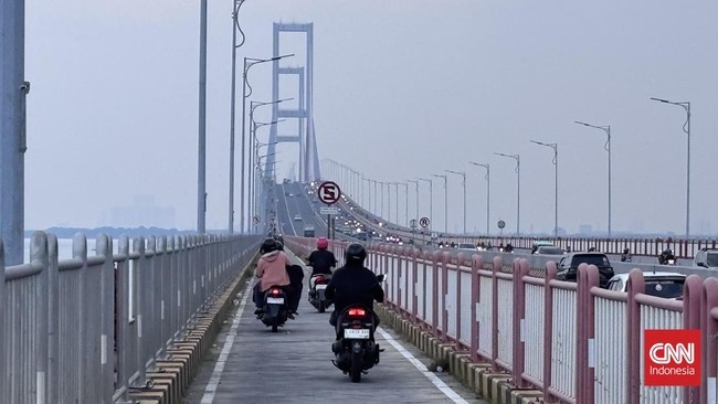Jembatan Suramadu yang menghubungkan Pulau Jawa dan Madura mengalami penutupan sementara secara berkala hari ini.