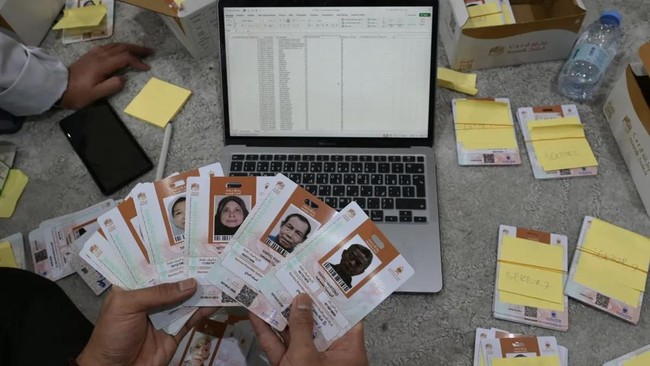 Menteri Haji RI, M Irfan Yusuf, mengupayakan Kartu Nusuk akan dibagikan di Indonesia sebelum keberangkatan haji 2026 untuk memudahkan jemaah.