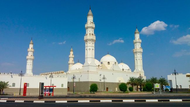 Kendati bukan bagian dari rukun ibadah haji, Kota Madinah di Arab Saudi menjadi destinasi yang tak terpisahkan bagi jemaah tanah air.