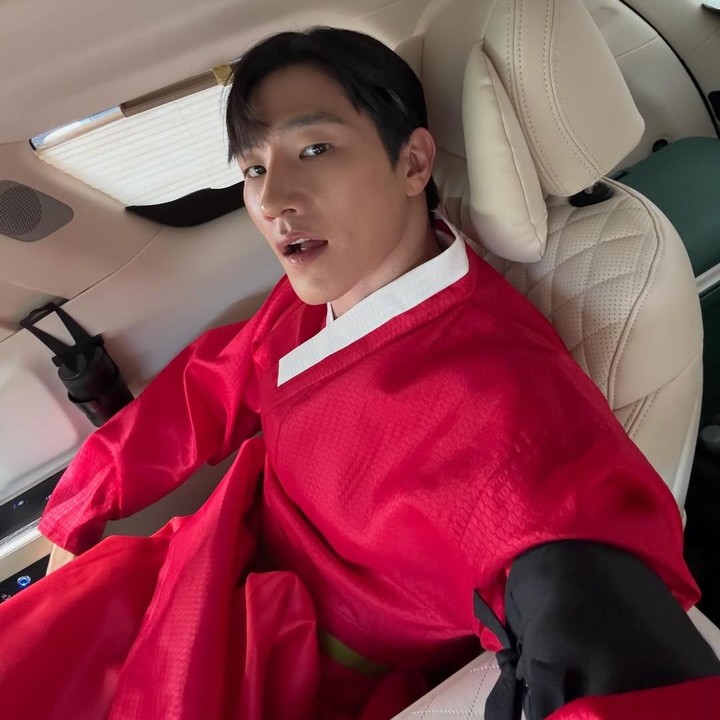 <p>Aktor tampan Noh Sang Hyun belakangan menjadi populer di kalangan pencinta drama Korea. Pria 35 tahun ini mencuri perhatian karena memerankan karakter Perdana Menteri muda bernama Min Jung Woo di drama Korea&nbsp;<em>Perfect Crown</em>, Bunda. (Foto: Instagram @steveshnoh)</p>